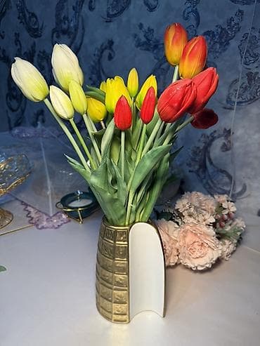 Композиция из искусственных цветов в декоративной вазе - Состав