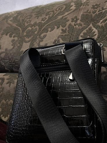 Ювелирные изделия: Сумка через плечо с тиснением под крокодила, черная, компактного — 2