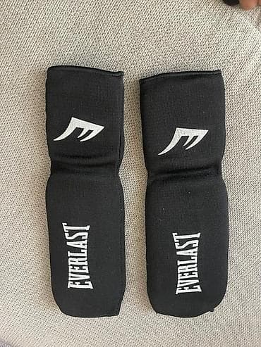 Турники и брусья: Комплект экипировки для единоборств Состав: - Защитный шлем белого — 2