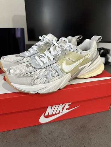 Кроссовки Nike 🇺🇸 новые
Размер - 37 / 37,5 (стелька 23,7 см)