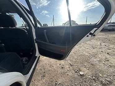 daf 75: Sedan белого цвета, 4 двери. Просторный салон с велюровой обивкой — 3
