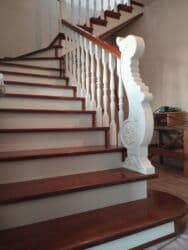 Обшивка лестниц: Деревянная лестница Для дома, Форма лестницы: Много-маршевая, Стиль: Классический — 31