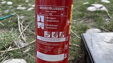 глушитель на авто: Автомобильный комплект безопасности Состав: - Огнетушитель пенный — 3