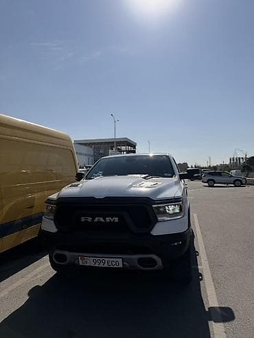 фаркоп на 570: RAM 1500 Rebel 4x4, белый пикап - Мощный полноразмерный пикап с — 3