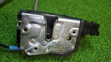 e46: Кронштейн ручки правой двери Оригинальный номер запчасти: M54B30 231 — 4