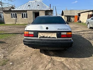 воздушный фильтр корпус: Volkswagen Passat: 1990 г., Седан — 5