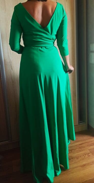 длинное платье в пол с открытой спиной: Платье в пол, насыщенно зелёного цвета. Одето один раз. Брала в — 3