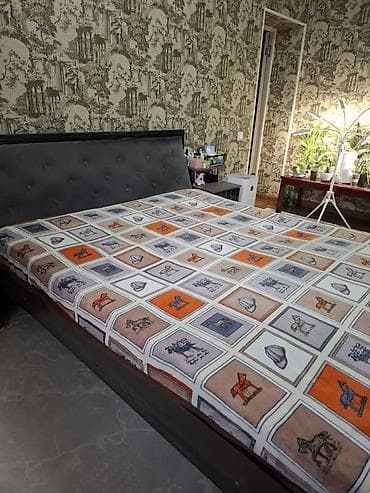 Продаем кровать 2м на 1.6 с матрасом и двумя тумбочками Двуспальная