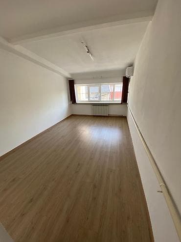 12 микр: Сдается кабинет под офис - Площадь 13 КВ.м. на третьем этаже - по — 1