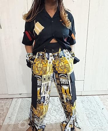 спес форма: Комплект из рубашки и брюк с графичным принтом. - Рубашка свободного — 3