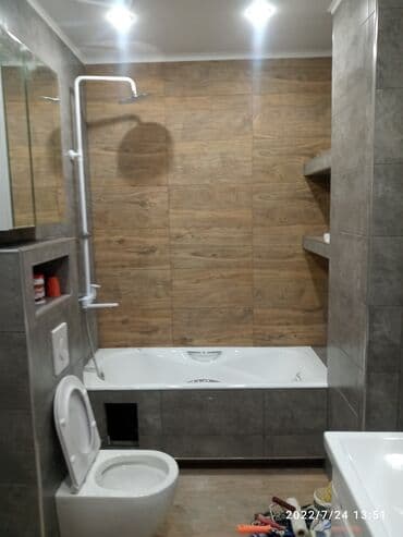 кухонный разделочный стол: Фартук на кухне, Укладка плитки в ванной, Укладка плитки на стену | Керамогранитая плитка | Вертикальная укладка, Горизонтальная укладка, Раскладка в разбежку Больше 6 лет опыта — 1