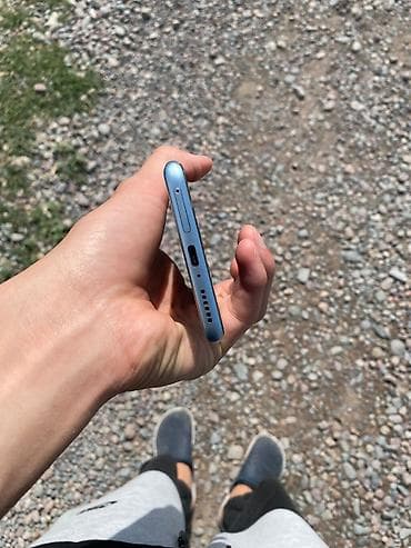 pixel 4a: Смартфон в голубом цвете с тонким корпусом и плоскими гранями — 2