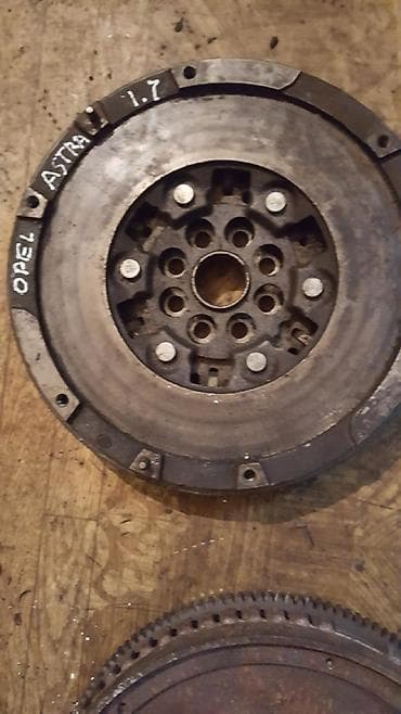 opel: Opel двигатель 1.7 2003 год демпферный маховик — 1