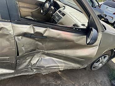 f 4: Ford Focus: 2004 г., 2 л, Автомат, Бензин, Седан — 5