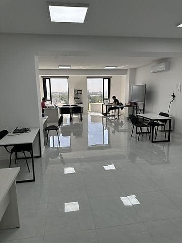 open space: Аренда офисов, 92 м², В бизнес центре, С видом на горы, 1 линия, С оборудованием — 9