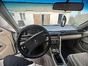 camry 2020: Mercedes-Benz W124: 1989 г., Механика, Дизель, Седан — 4