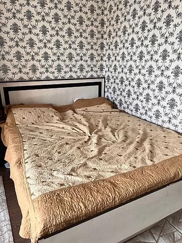 Двуспальная кровать с высоким изголовьем - Размер: визуально близко к