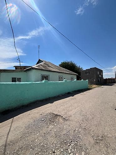 Үйлөр: Срочно продается дом в городе Токмок. Площадь дома — 102 м². Площадь — 2