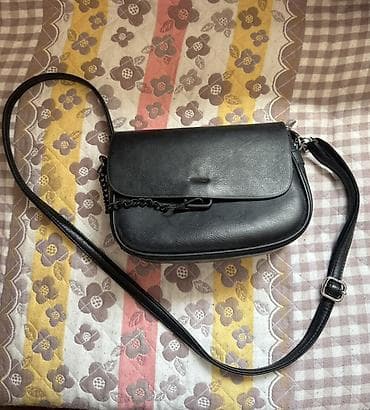 Сумки: Сумка-кроссбоди из чёрной гладкой кожи с клапаном. - Формат — 3