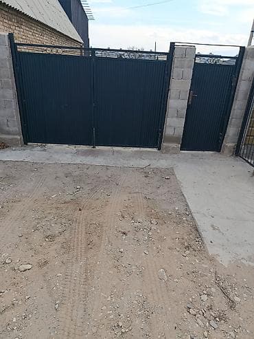 скрыть замок: Металлические ворота с калиткой - Двойные распашные ворота из — 1