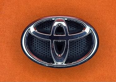 Эмблема Toyota на решётку радиатора - Овальная эмблема с