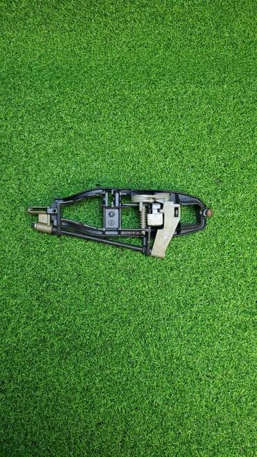 e46: Кронштейн ручки левой двери Кузов наружные элементы Оригинальный номер — 1