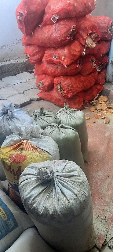 Кормовые сухари и хлебные отходы в мешках. - Сырьё: сушёные at lalafo.kg Кормовые сухари и хлебные отходы в мешках. - Сырьё: сушёные