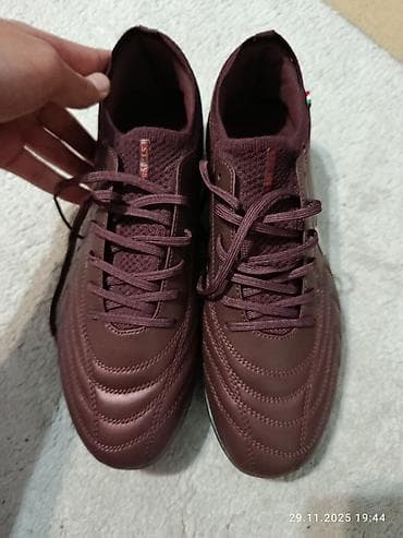 Бутсылар: Футбольные бутсы (шипованные) бордового цвета. Размер обуви 42. Бутсы — 1