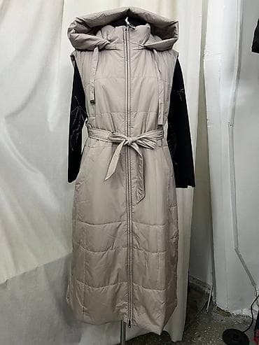 пышную куртку: Длинный утеплённый жилет без рукавов с капюшоном. - Цвет — 1