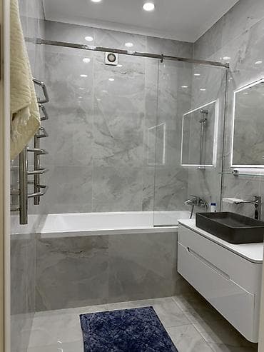 функциональный кровать: Современный санузел с отделкой под мрамор. - Подвесной унитаз с — 2