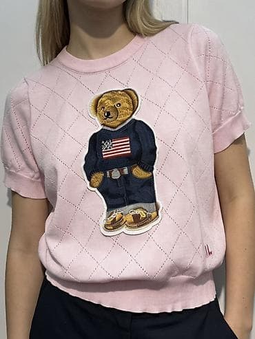 кофта на девочку: Женский трикотажный джемпер с коротким рукавом и объёмной нашивкой — 2