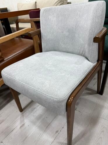 кресло с наполнителем: Кресло с мягкой обивкой и деревянным каркасом - Компактное кресло в — 1