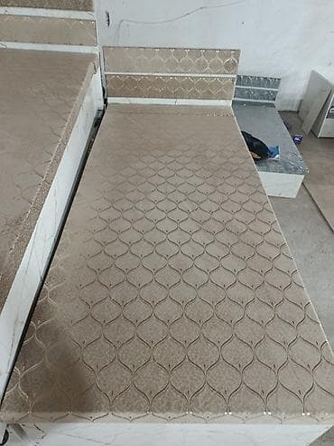 Односпальная кровать с мягким изголовьем и вместительными ящиками для