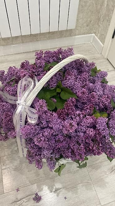 корзина для цветов: Большая композиция из сирени в плетёной корзине. - Объёмная белая — 3