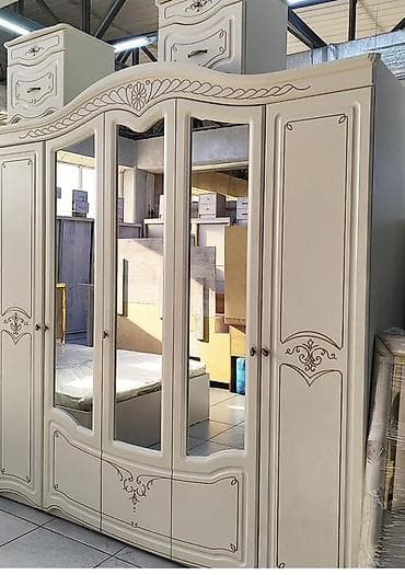 фас: Классический спальный гарнитур в светлом кремовом цвете с золочёным — 1