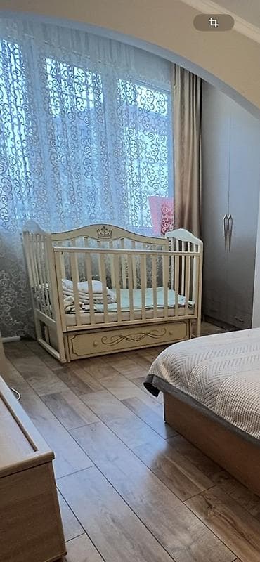 Продается детская деревянная кроватка с универсальным маятниковым