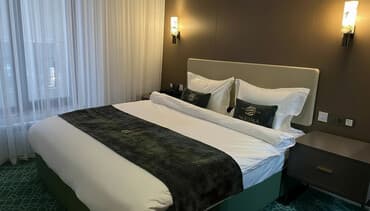 Стильный номер в гостинице NOOMA Inn Описание: - Уютная спальня с