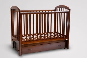 деревянную детскую кровать: Продаю детскую кроватку из натуральной древесины. Размер спального — 3