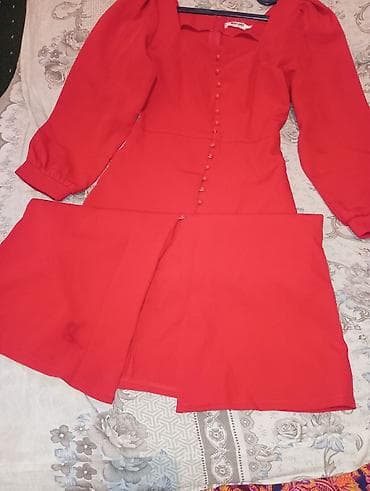 Другая женская одежда: Красное платье-миди с пуговицами спереди - Яркий насыщенный красный — 3