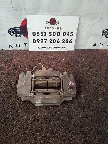 Передний левый суппорт Toyota 2005 г.