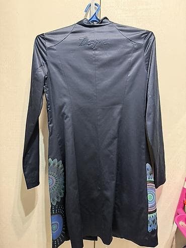 де косы: Плащ темно-синий с красивым принтом. Размер S — 2