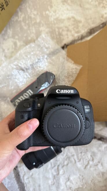 камеры ош: Canon EOS 700D с китовым объективом Новый, но вскрытый (снимков было — 4