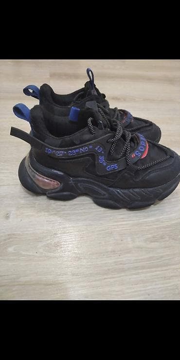 Кроссовки в отличном состоянии, как новые, носили недолго, 28 размер