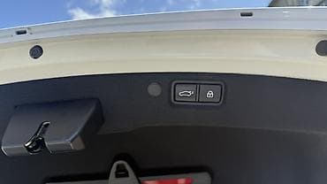 спидометор: Салон автомобиля бизнес-класса с современным оснащением. Основные — 7