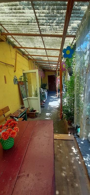 Эмерек: Зеленый дворик с крытой верандой и местами для отдыха,участок 4.5 с — 2