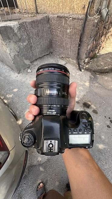 Полноформатная зеркальная камера Canon EOS 6D с объективом Canon EF