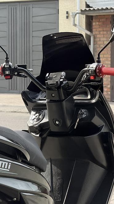 продаю скутор: Макси-скутер Yamaha, 150 куб. см, Бензин, Б/у — 4