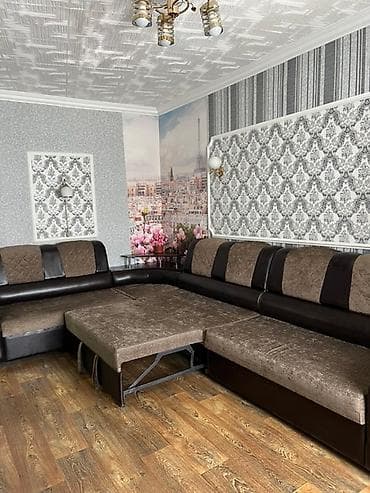 Диван в коричневых оттенках с текстильной и кожаной обивкой. Включает at lalafo.kg Диван в коричневых оттенках с текстильной и кожаной обивкой. Включает