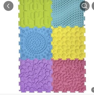 Набор разноцветных массажных ковриков-пазлов с различной текстурой