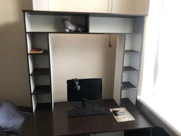 компьютерные столы ош: Продаю компьютерный стол,большой с красивыми полками куда можете — 1